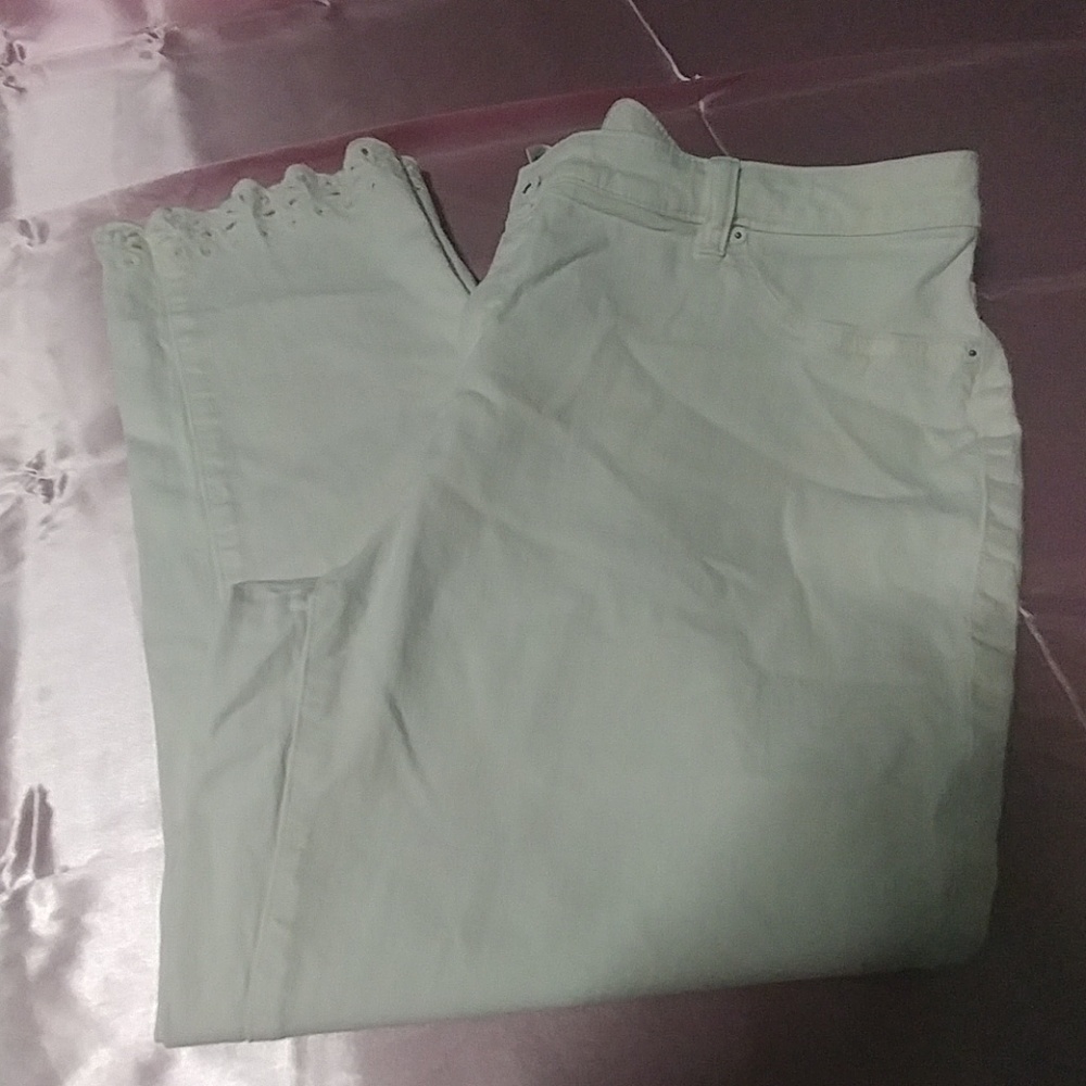 Lila Ryan white capris Sz 16w